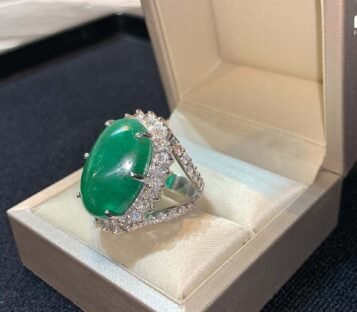 Emerald 18k Gold Ring With Diamonds 2