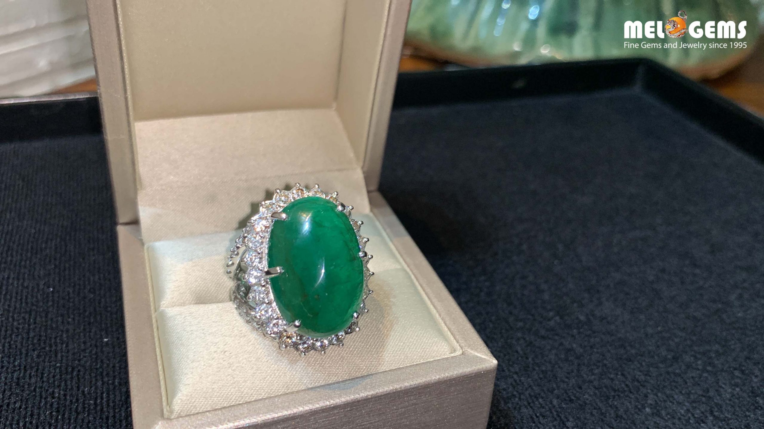 Emerald 18k Gold Ring With Diamonds 8 Emerald 18k Gold Ring With Diamonds 3