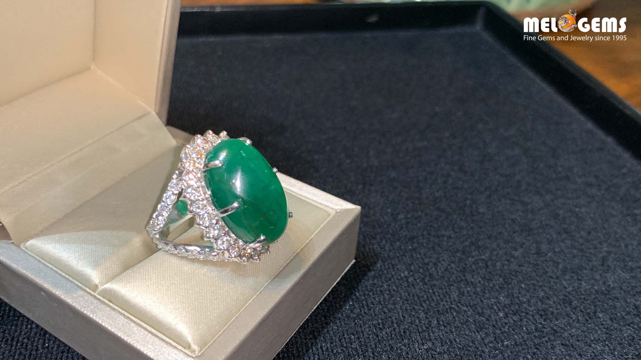 Emerald 18k Gold Ring With Diamonds 10 Emerald 18k Gold Ring With Diamonds 5