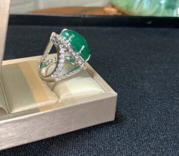 Emerald 18k Gold Ring With Diamonds 6
