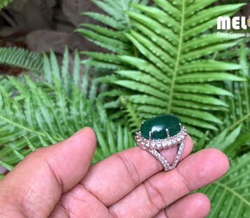 Emerald 18k Gold Ring With Diamonds 8