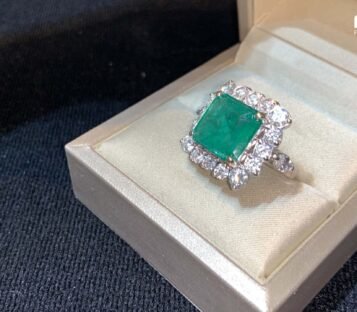 Emerald Ring With Diamonds 1