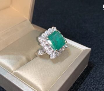 Emerald Ring With Diamonds 2