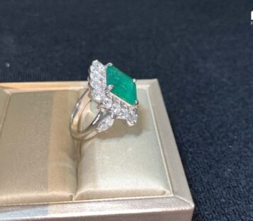 Emerald Ring With Diamonds 3