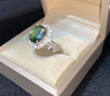 Green Faceted Sapphire Ring With Diamonds 4