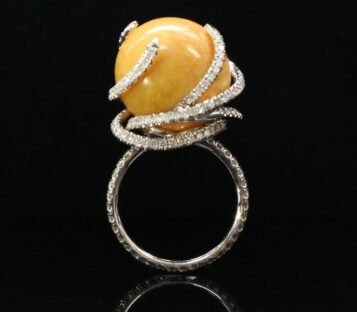 White Gold Ring Adorned with an Extremely Rare Big Natural Melo Melo Pearl and Diamonds