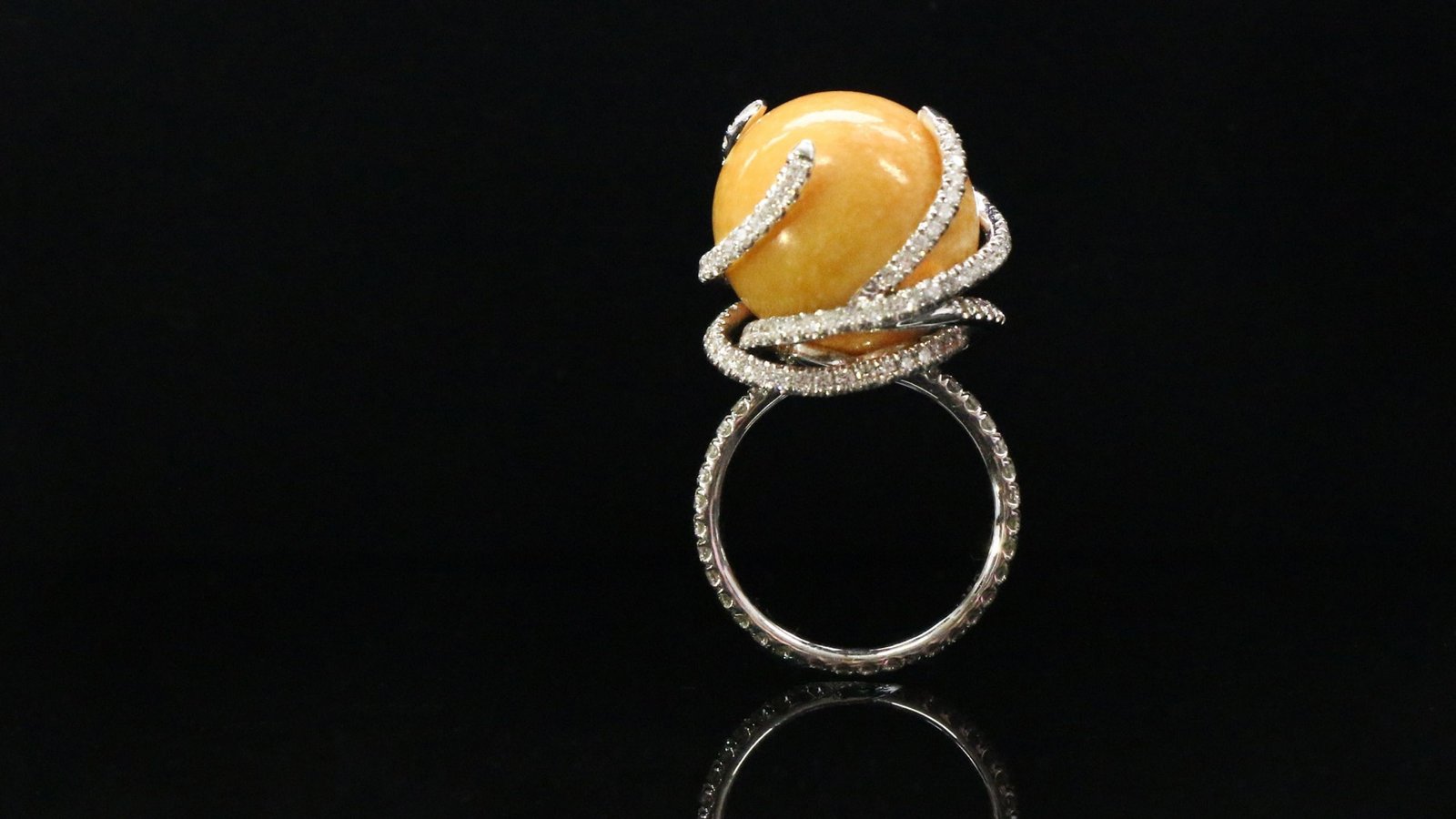 White Gold Ring Adorned with an Extremely Rare Big Natural Melo Melo Pearl and Diamonds 3 Natural Melo Melo Pearl Ring With Diamonds 1