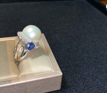Pearl Ring With Diamonds and Sapphires 3