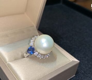 Pearl Ring With Diamonds and Sapphires 4