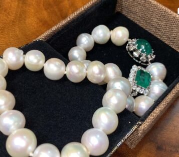 Set Of Luxury Pearl With Emerald Jewelry 3