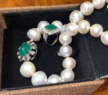 Set Of Luxury Pearl With Emerald Jewelry 4