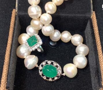 Set Of Luxury Pearl With Emerald Jewelry 5