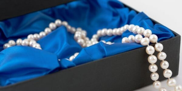 How to Clean Your Pearl Necklace at Home 5 Drying and storing the pearl necklace