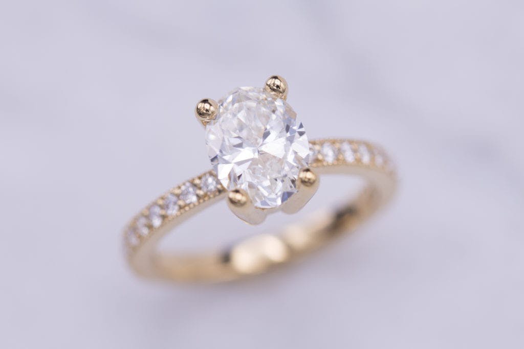 Choosing Between Oval and Round Diamonds: Style and Trend Considerations Choosing Between Oval and Round Diamonds: Style and Trend Considerations