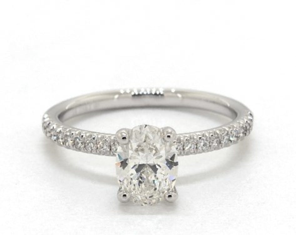 Choosing Between Oval and Round Diamonds: Style and Trend Considerations Choosing Between Oval and Round Diamonds: Style and Trend Considerations
