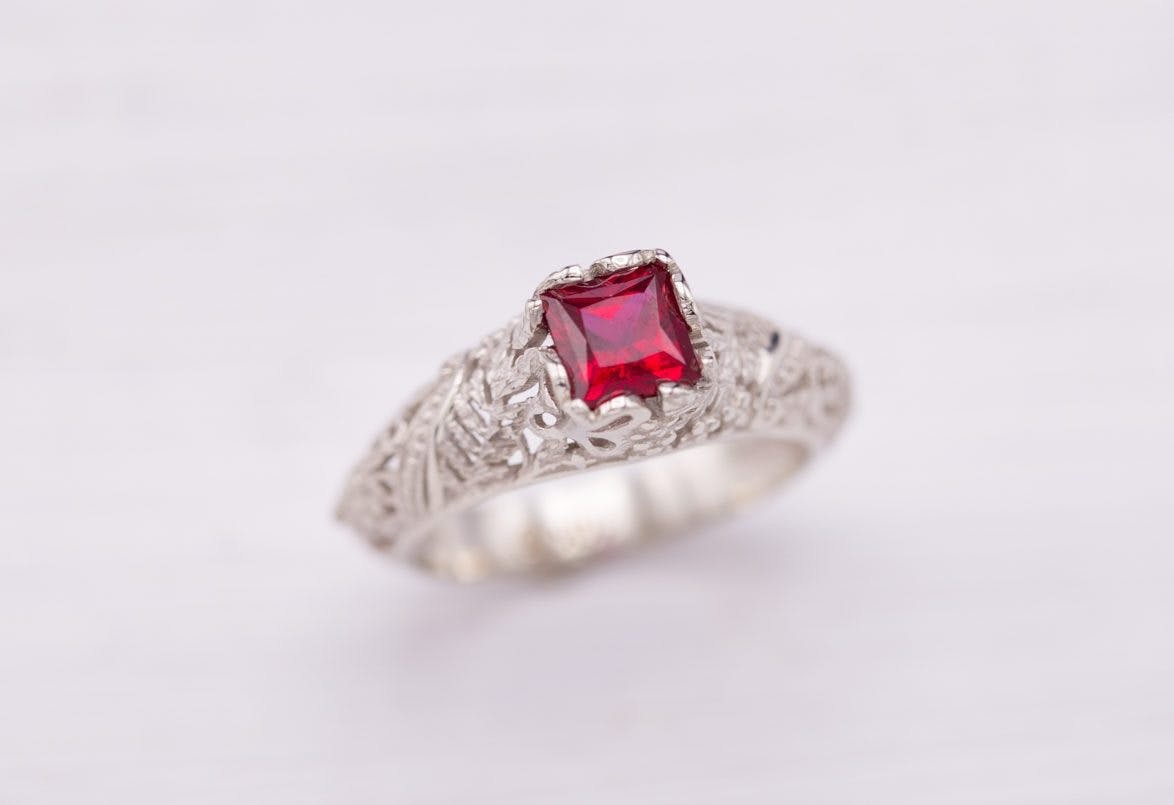 Do Natural Rubies Fluoresce? Do Natural Rubies Fluoresce?