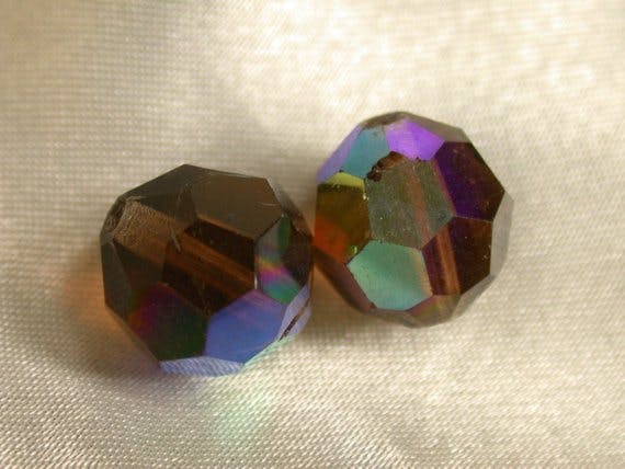 Glass gemstones in jewelry throughout history Glass gemstones in jewelry throughout history