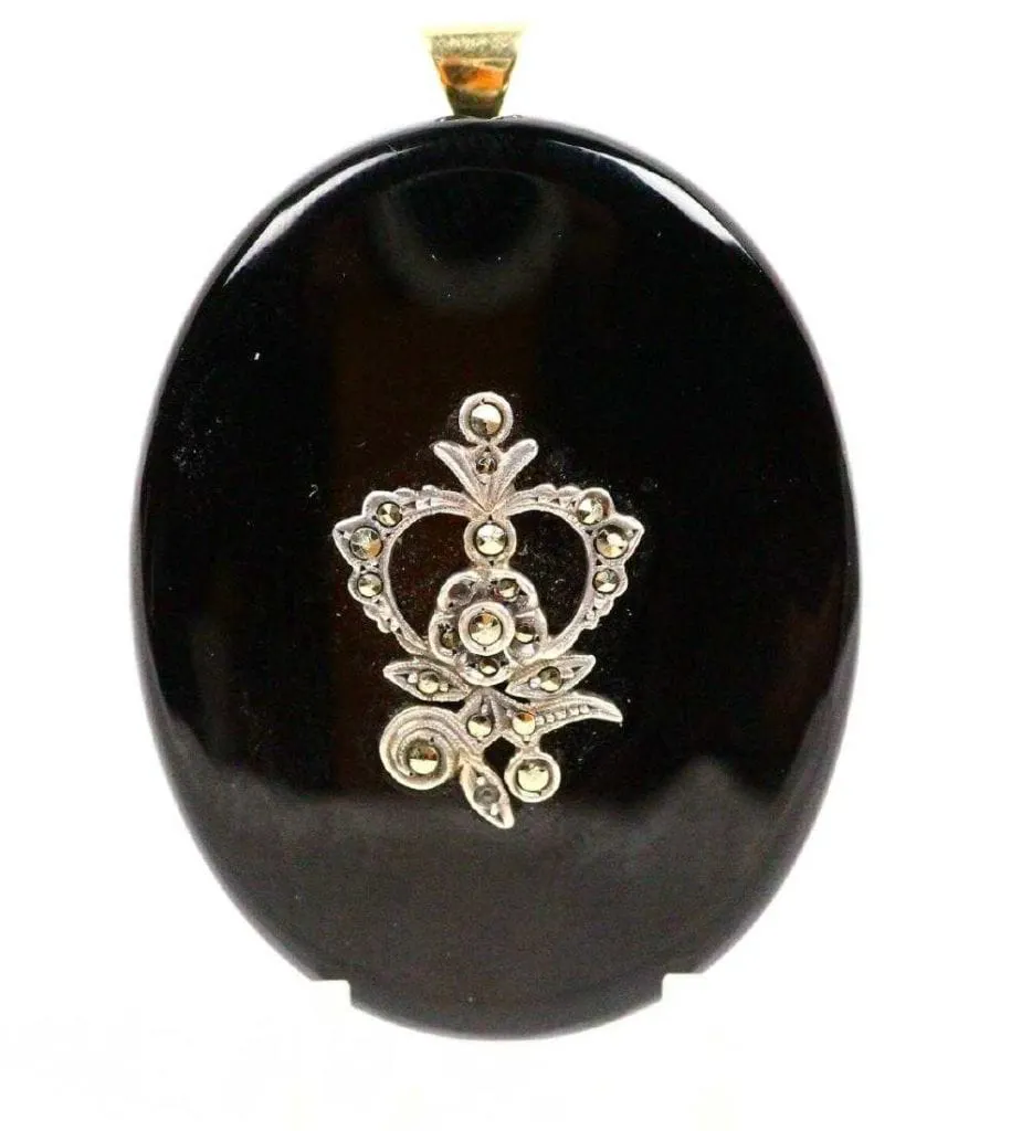Onyx Jewelry: From Mourning Traditions to Modern Designs Onyx Jewelry: From Mourning Traditions to Modern Designs