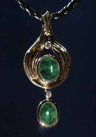 The Remarkable Color Change of Alexandrite: From Green to Red in Different Light 2 the remarkable color change of alexandrite from green to red in different light 1