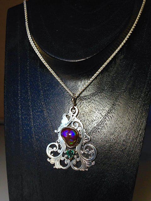 The Remarkable Color Change of Alexandrite: From Green to Red in Different Light 5 the remarkable color change of alexandrite from green to red in different light