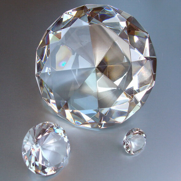 Exploring Diamond Alternatives: Lab-made Diamonds, Moissanite, Cubic Zirconia, and More 4 glass
