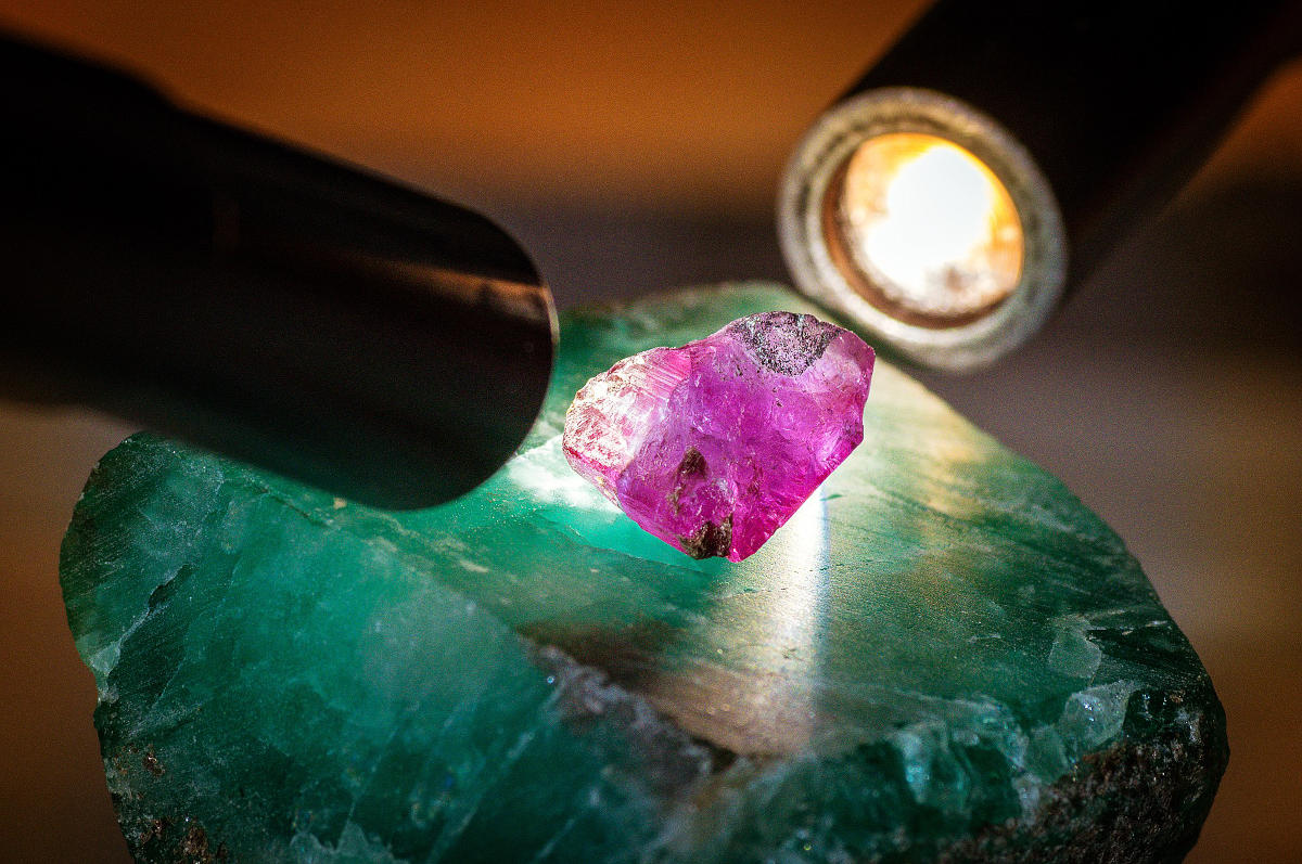 The Remarkable Color Change of Alexandrite: From Green to Red in Different Light 2 The Color Change Phenomenon